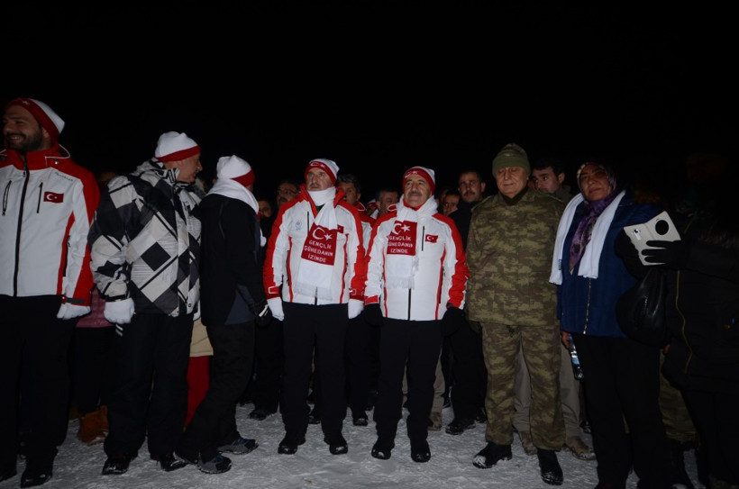 Sarıkamış Şehitleri için meşaleli kayak gösterisi - Resim: 2