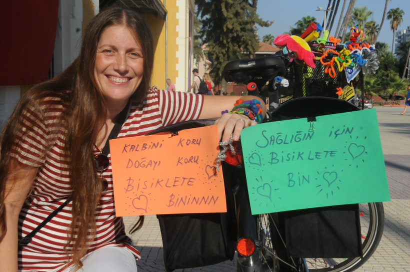 Süslü kadınların bisiklet turundan renkli kareler - Resim: 2