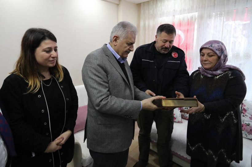 Binali Yıldırım Çatalca'da şehit ailesini ziyaret etti - Resim: 2