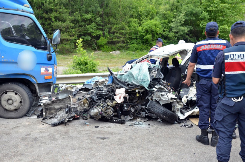 Sinop'ta korkunç kaza: 2 üniversiteli genç öldü 1 kişi yaralandı - Resim: 1