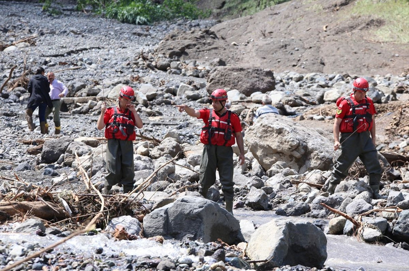 Araklı'da durum çok kötü! Bakan güvenli yerlere gidin çağrısı yaptı - Resim: 3