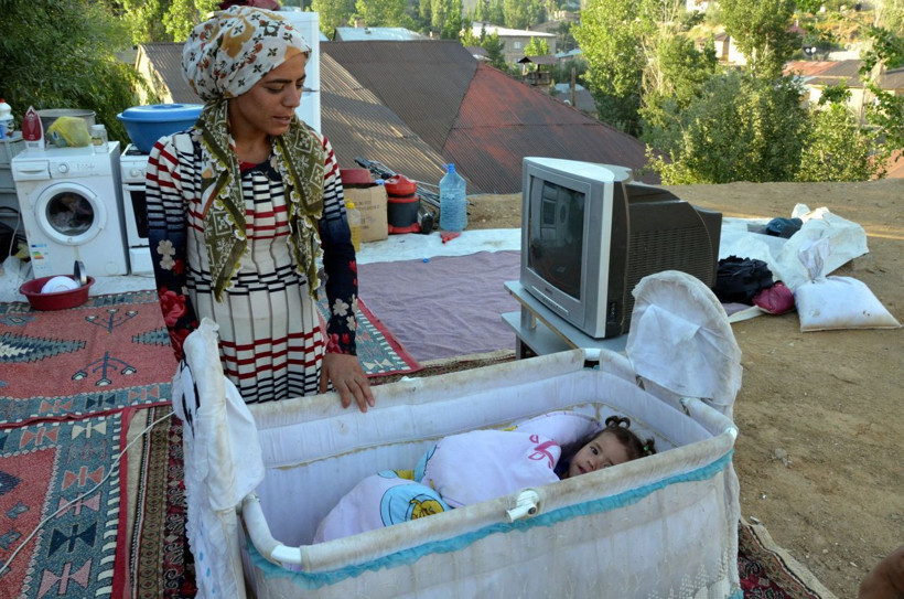 Evlerine uygun kira bulamadılar Hakkari'de evin damında bebek bakıp televizyon izliyorlar - Resim: 1