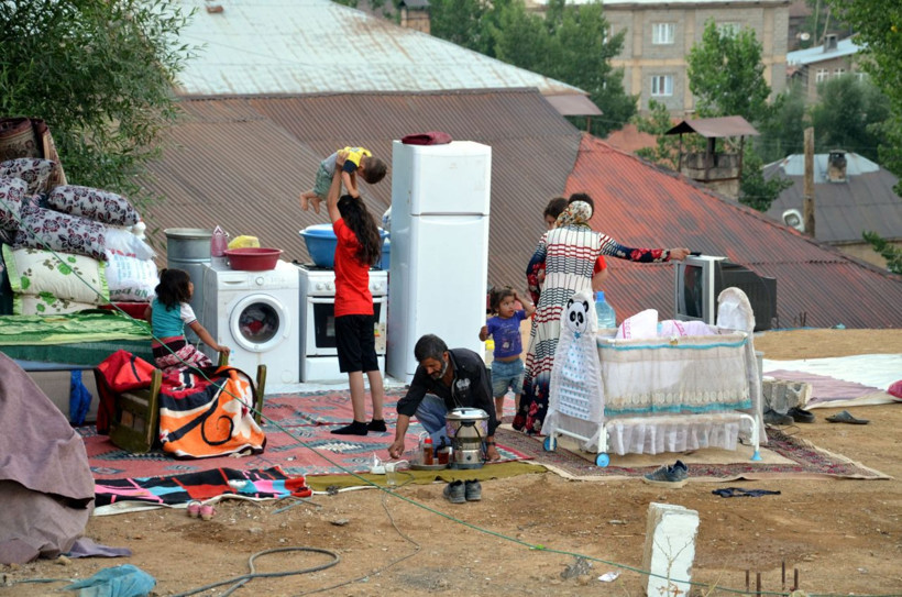 Evlerine uygun kira bulamadılar Hakkari'de evin damında bebek bakıp televizyon izliyorlar - Resim: 4