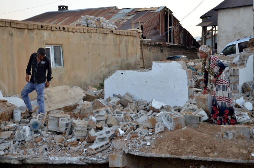 Evlerine uygun kira bulamadılar Hakkari'de evin damında bebek bakıp televizyon izliyorlar - Resim: 3
