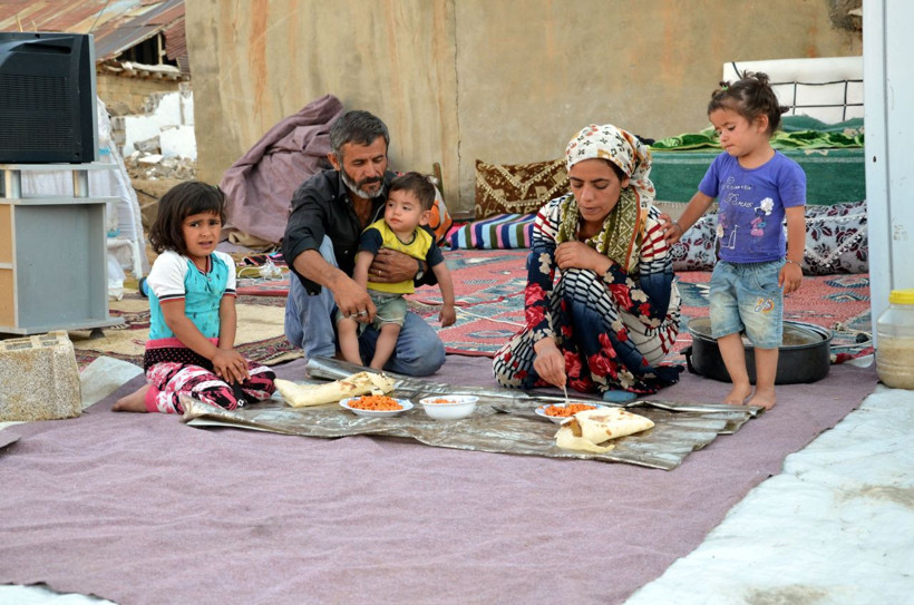 Evlerine uygun kira bulamadılar Hakkari'de evin damında bebek bakıp televizyon izliyorlar - Resim: 2