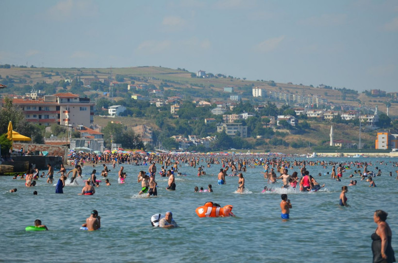 Plajlarda kilometrelerce tatilci yoğunluğu - Resim: 2