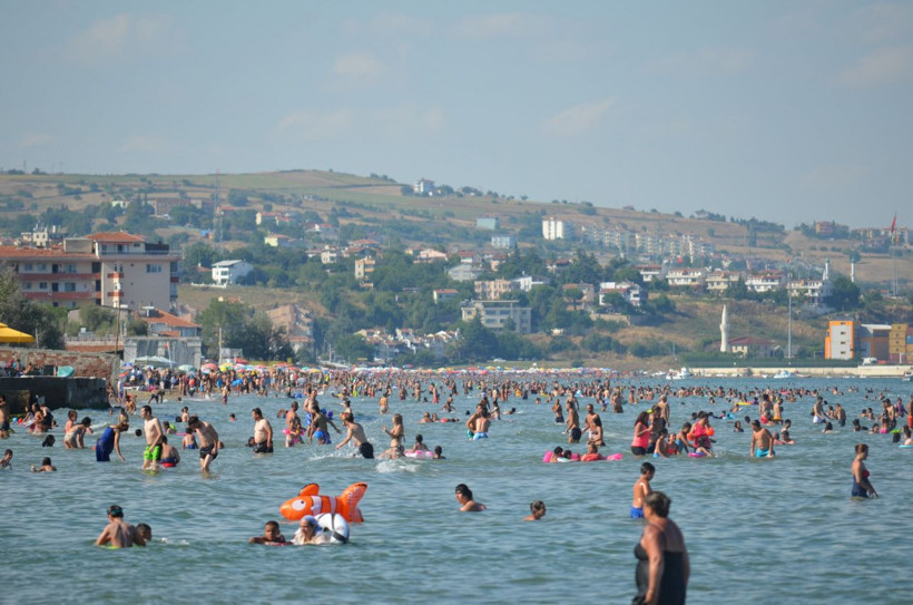 Plajlarda kilometrelerce tatilci yoğunluğu - Resim: 3