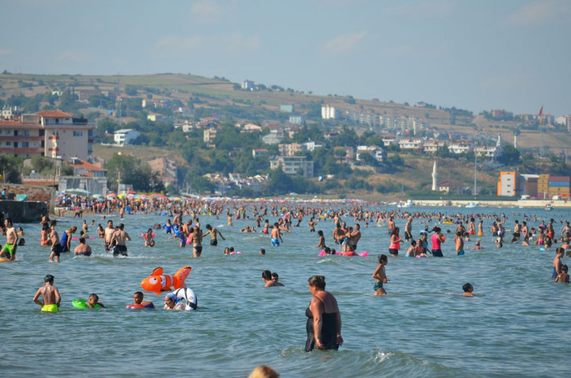 Plajlarda kilometrelerce tatilci yoğunluğu - Resim: 4