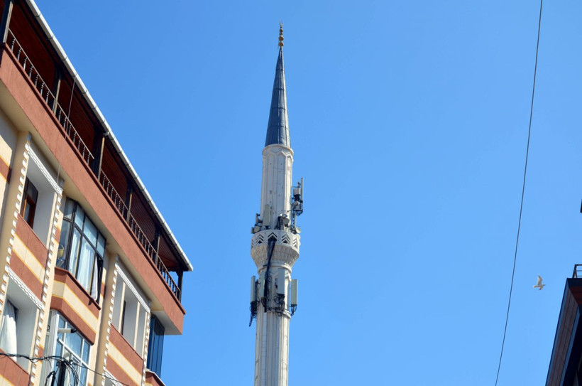 İstanbul'daki cami minaresi vatandaşları isyan ettirdi namaza gidenler korku içinde - Resim: 1