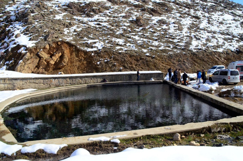Bitlis'te dondurucu soğukta buz gibi havuza girip yüzdüler - Resim: 1
