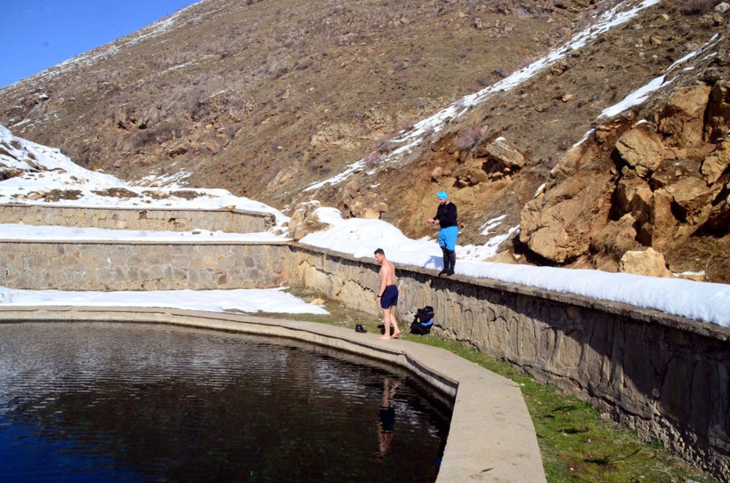 Bitlis'te dondurucu soğukta buz gibi havuza girip yüzdüler - Resim: 3