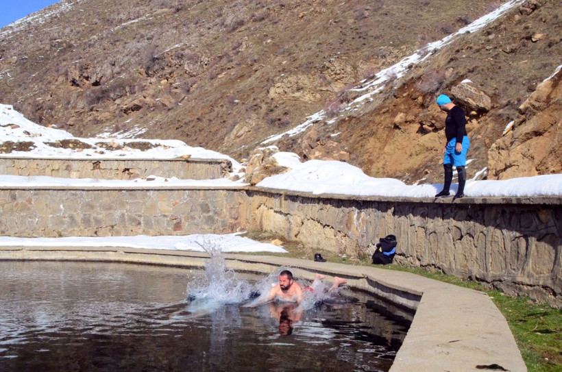 Bitlis'te dondurucu soğukta buz gibi havuza girip yüzdüler - Resim: 4