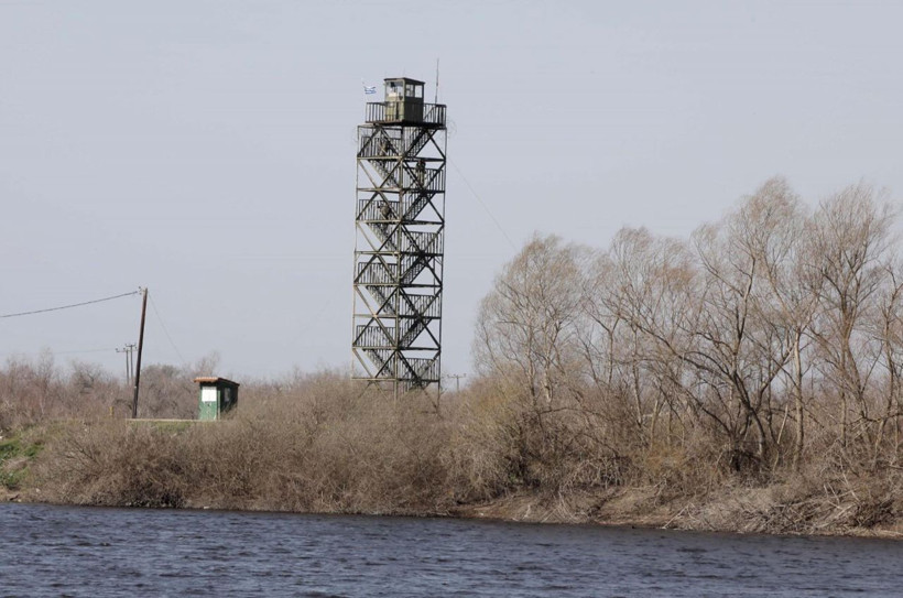 Silahlı Yunan askerlerinin karşında botla bekliyorlar - Resim: 3