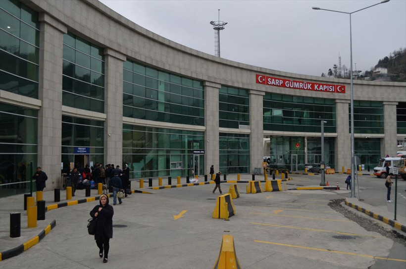 Sarp Sınır Kapısı yolcu trafiğine kapatıldı - Resim: 1