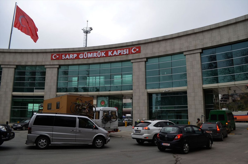 Sarp Sınır Kapısı yolcu trafiğine kapatıldı - Resim: 2