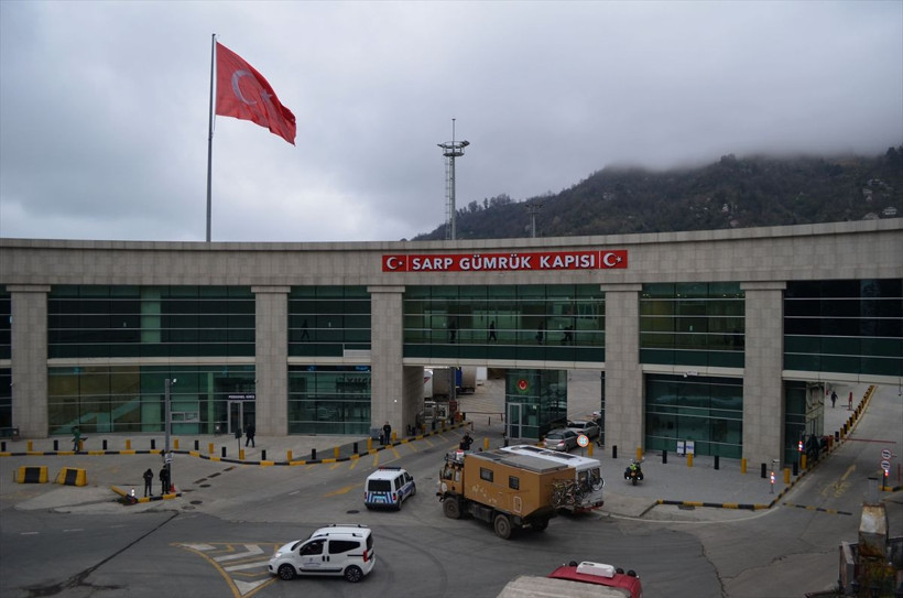 Sarp Sınır Kapısı yolcu trafiğine kapatıldı - Resim: 4