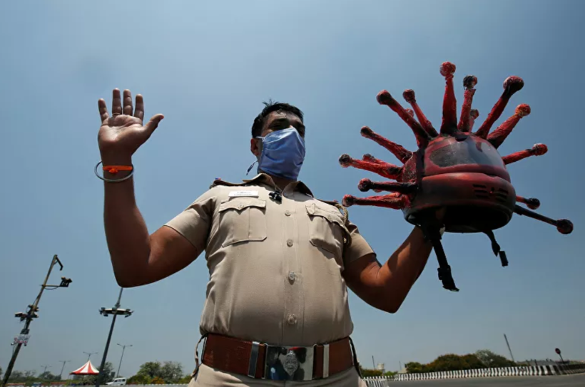 Polis memuru evde kalmayı reddedenleri kaskıyla korkuttu! - Resim: 4