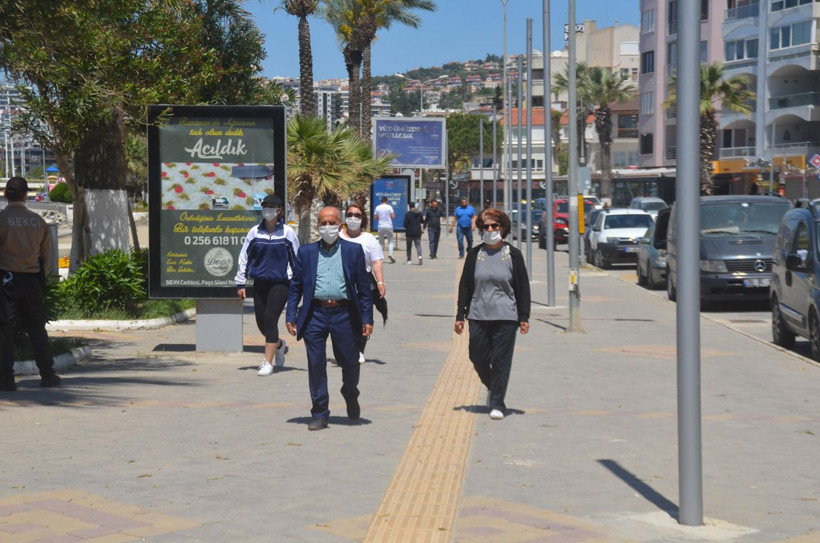 Aydın Kuşadası'nda yasağa rağmen denize girdiler - Resim: 3
