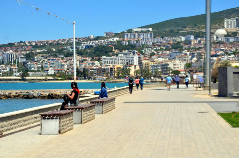 Aydın Kuşadası'nda yasağa rağmen denize girdiler - Resim: 4