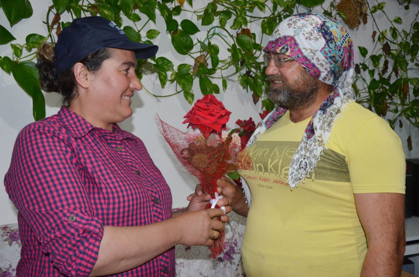 Antalya'da kadın kılığına girip eşinin Anneler Günü'nü kutladı - Resim: 3