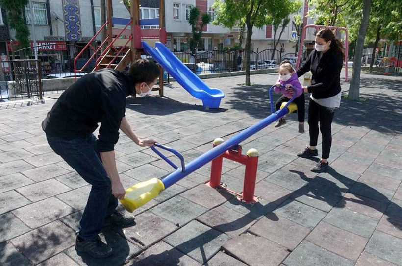 14 yaş altı çocuklar uzun bir aradan sonra ilk defa sokağa çıktı - Resim: 2