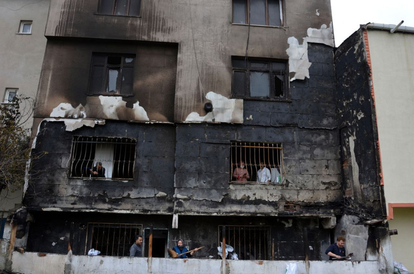 İstanbul'da yangın dehşeti! Bina alev topuna döndü itfaiye güçlükle müdahale etti - Resim: 2