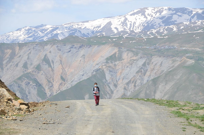 Hakkarili İsa uzaktan eğitime katılabilmek için her gün 2 kilometre yürüyor - Resim: 3