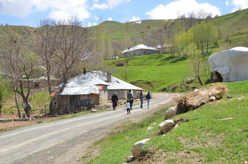 Hakkarili İsa uzaktan eğitime katılabilmek için her gün 2 kilometre yürüyor - Resim: 1