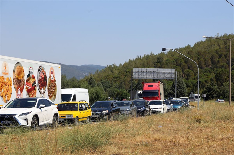 Tatilcilerin dönüş çilesi başladı! Kilometrelerce kuyruk oluştu - Resim: 4