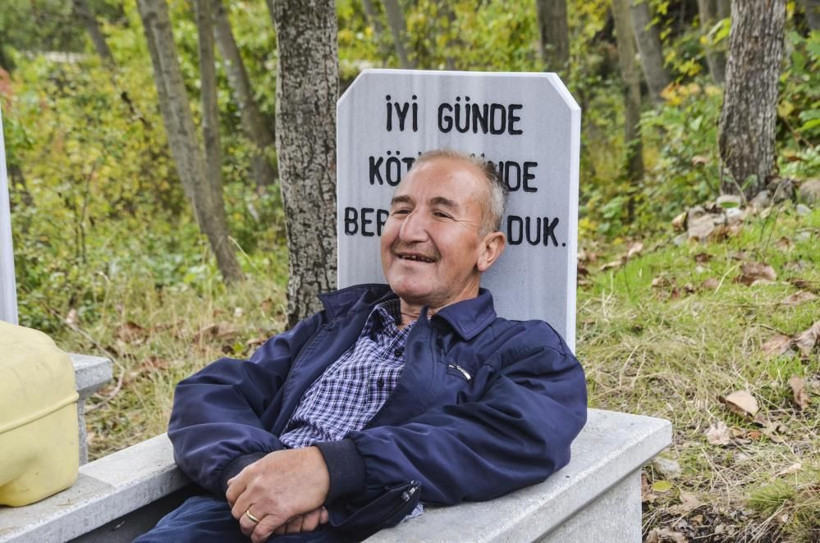 Her gün mezarında yatıyor eşi temizliğini yapıyor! Ölmeden ölen çift tüm köylüyü şaşkına çevirdi - Resim: 1