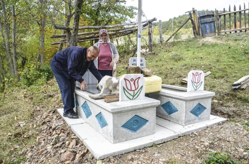 Her gün mezarında yatıyor eşi temizliğini yapıyor! Ölmeden ölen çift tüm köylüyü şaşkına çevirdi - Resim: 4
