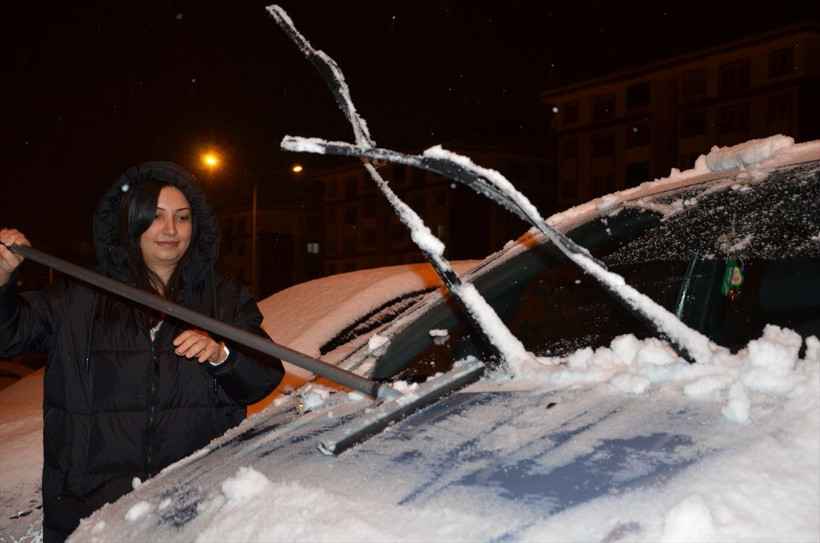 Erzurum beyaza büründü! Gece yarısı vatandaş karın tadını çıkardı - Resim: 2