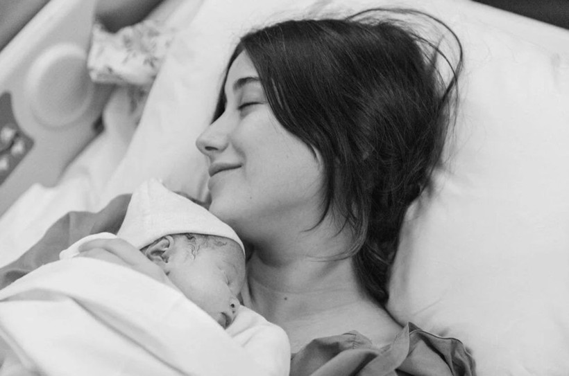 Hazal Kaya, kızı Süreyya Leyla'nın ilk fotoğrafını paylaştı! Takipçilerinden yorum yağdı - Resim: 4