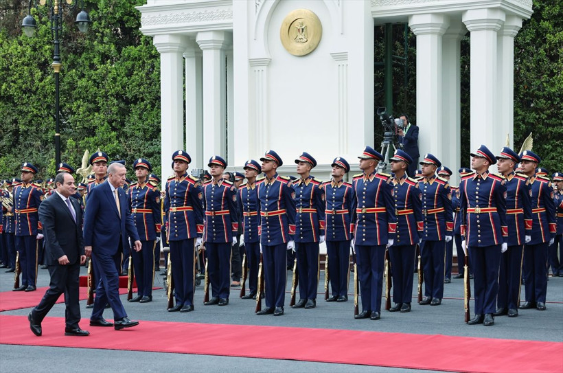 Cumhurbaşkanı Erdoğan 12 yıl sonra Mısır'da tarihi ziyarette dikkat çeken kareler - Resim: 2