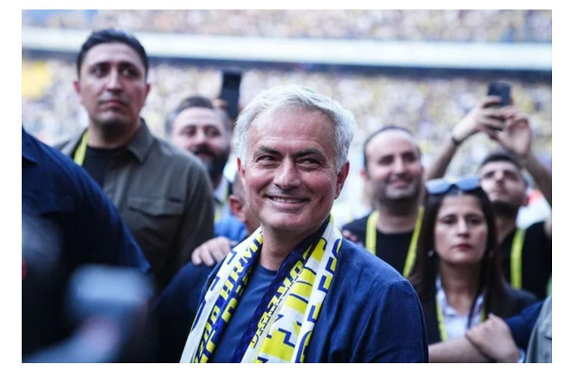 127 milyon Euro'luk golcü Fenerbahçe'ye geliyor! Portekizli yıldızı Jose Mourinho ikna edecek - Resim: 1