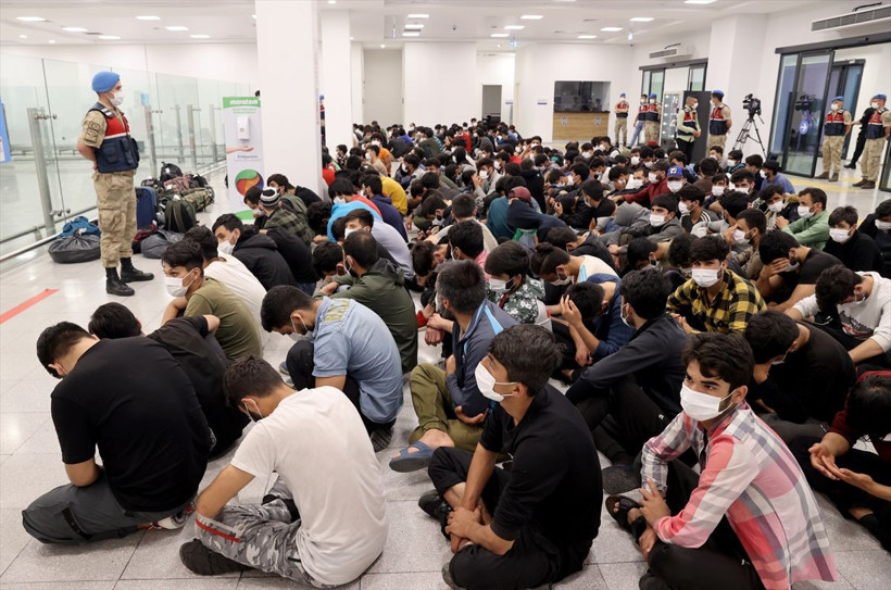 Afganistan uyruklu 221 düzensiz göçmen sınır dışı edildi! Uçağa bindirip gönderildiler - Resim: 7