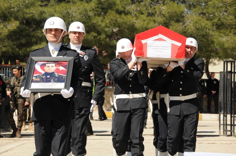 Nusaybin şehidi dua ve gözyaşlarıyla uğurlandı! - Resim: 1