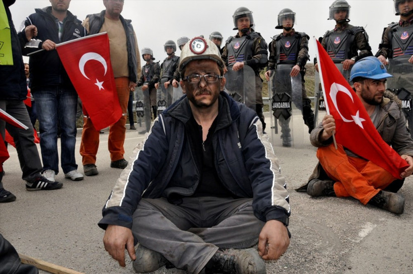 Maden işçilerinin eyleminde ilginç kare! - Resim: 2