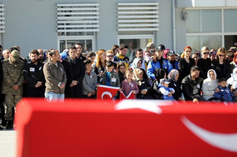 Van şehidi gözyaşlarıyla Kilis'e uğurlandı! - Resim: 1