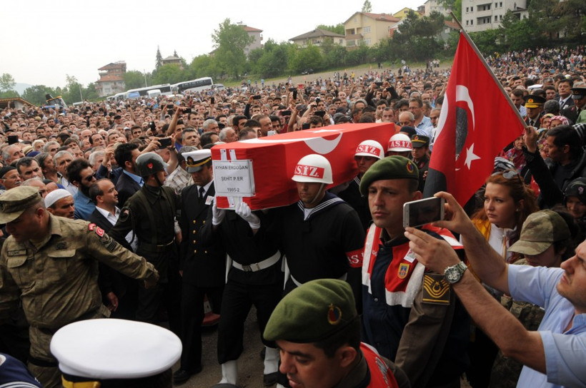 Hakkari şehidinin cenazesinde yürek yakan feryat! - Resim: 1