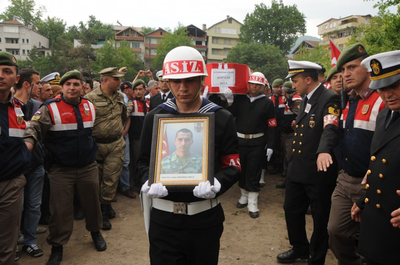 Hakkari şehidinin cenazesinde yürek yakan feryat! - Resim: 2