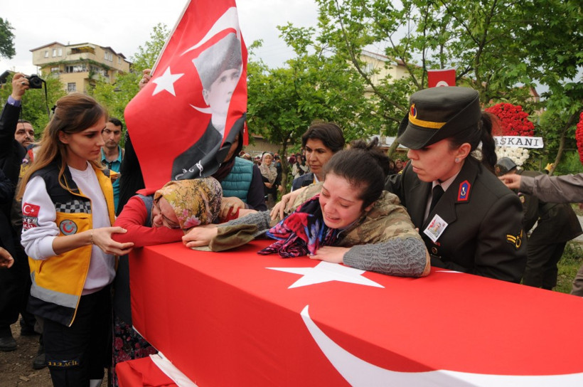 Hakkari şehidinin cenazesinde yürek yakan feryat! - Resim: 3