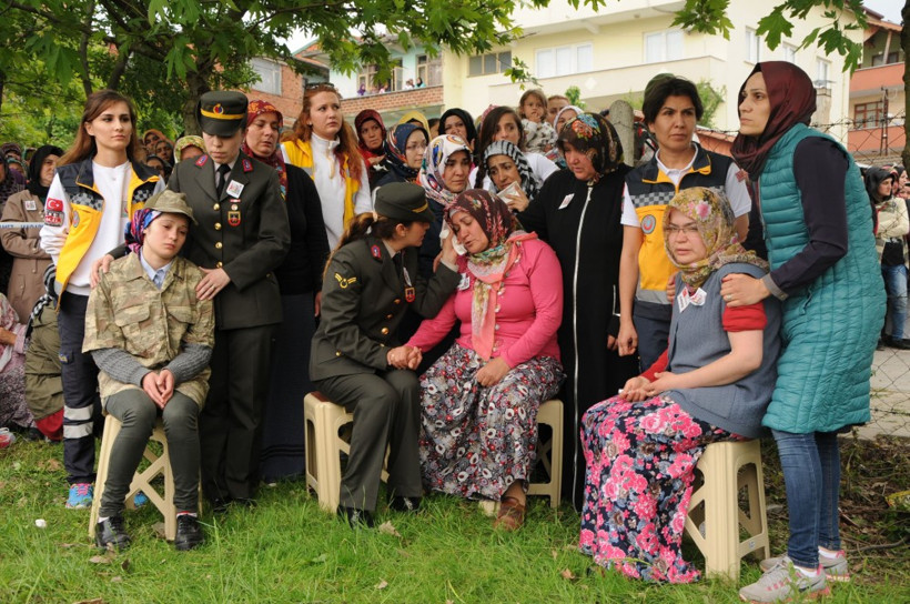 Hakkari şehidinin cenazesinde yürek yakan feryat! - Resim: 4