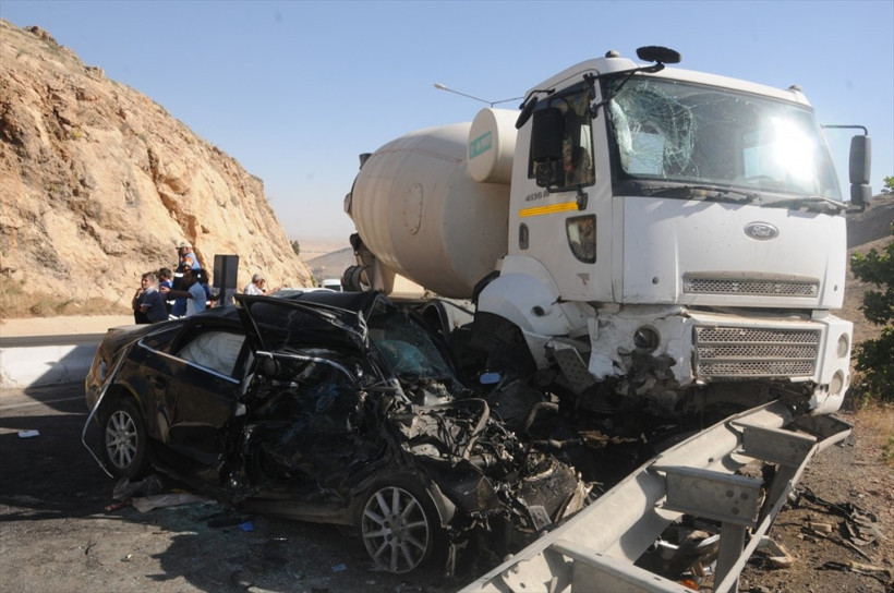 Minibüs, beton mikseri ve otomobilin karıştığı katliam gibi kaza! - Resim: 1