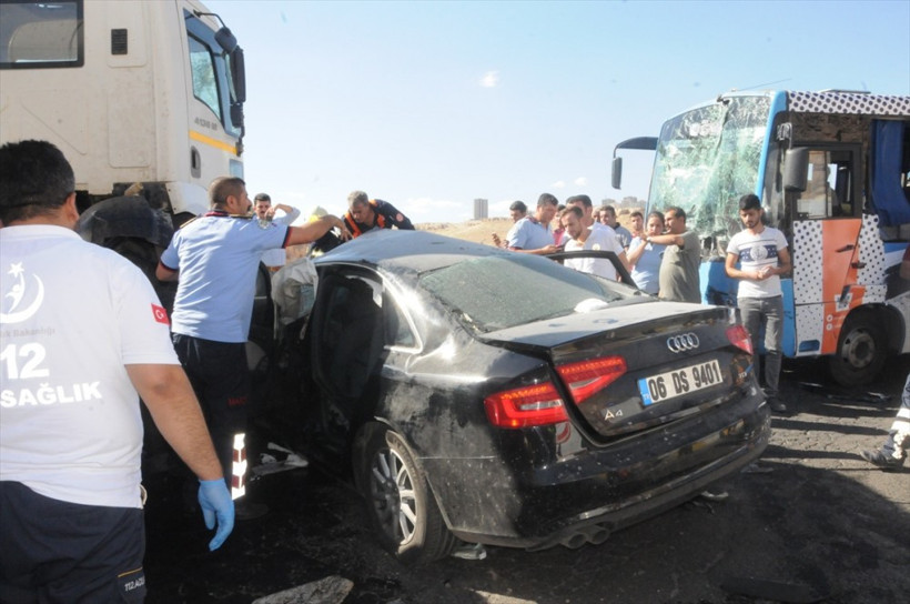 Minibüs, beton mikseri ve otomobilin karıştığı katliam gibi kaza! - Resim: 2