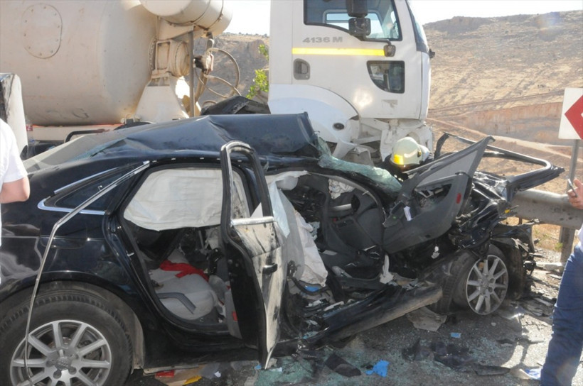 Minibüs, beton mikseri ve otomobilin karıştığı katliam gibi kaza! - Resim: 3