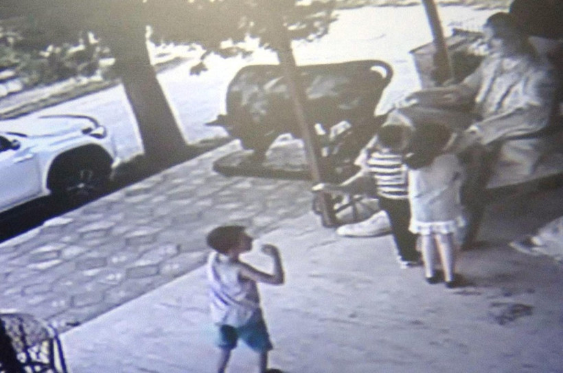 Miniklerden duygulandıran hareket sıraya girip tek tek elini öptüler! - Resim: 1