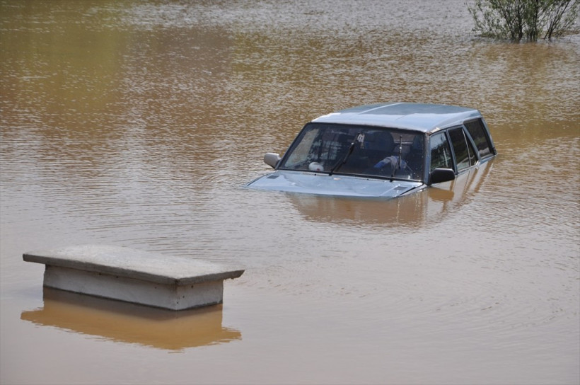 Çay için su almaya gitti otomobili su altında kaldı! - Resim: 1