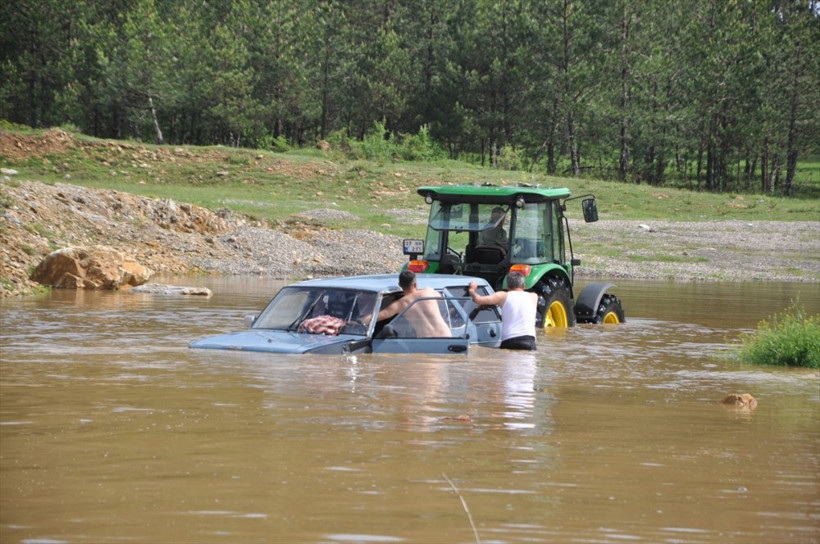 Çay için su almaya gitti otomobili su altında kaldı! - Resim: 2