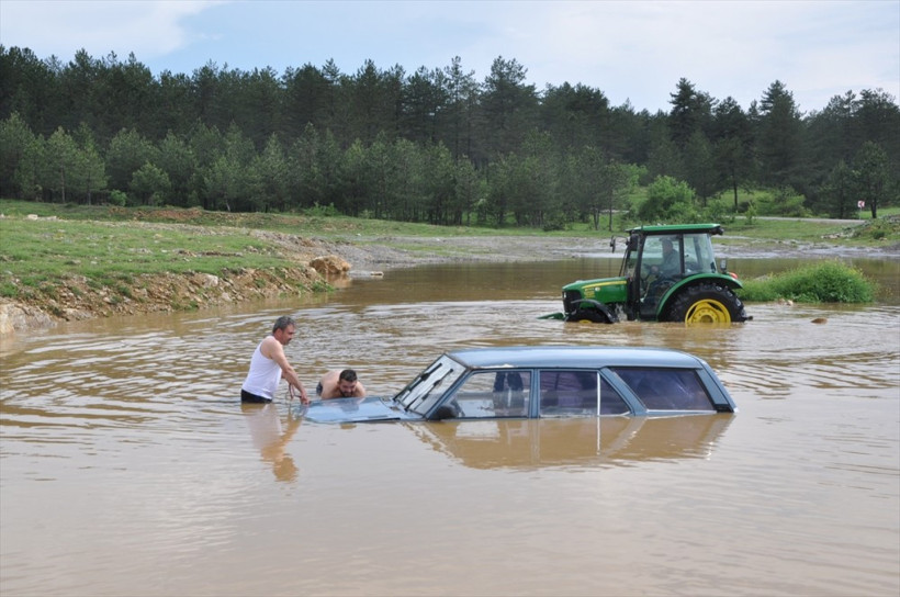 Çay için su almaya gitti otomobili su altında kaldı! - Resim: 3